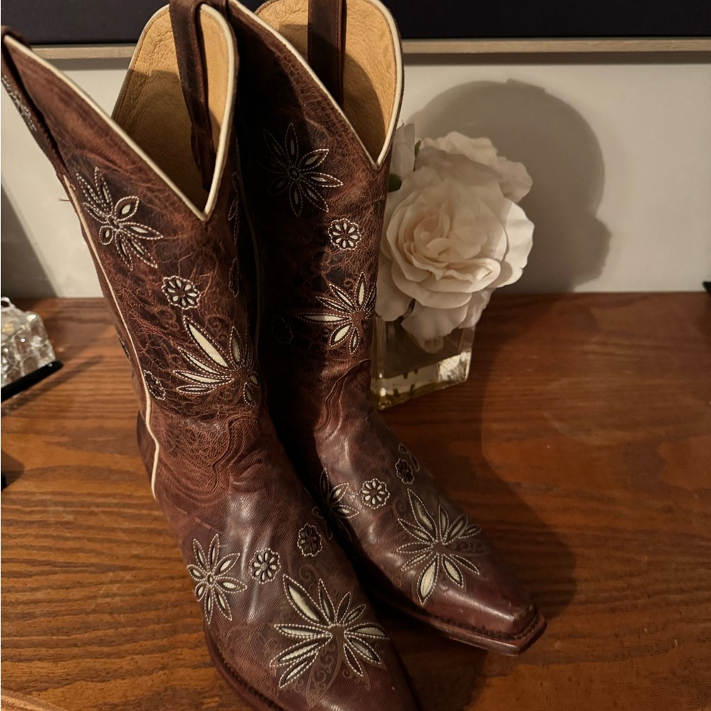 Shyanne Brown Floral Embroidered Cowgirl Boots